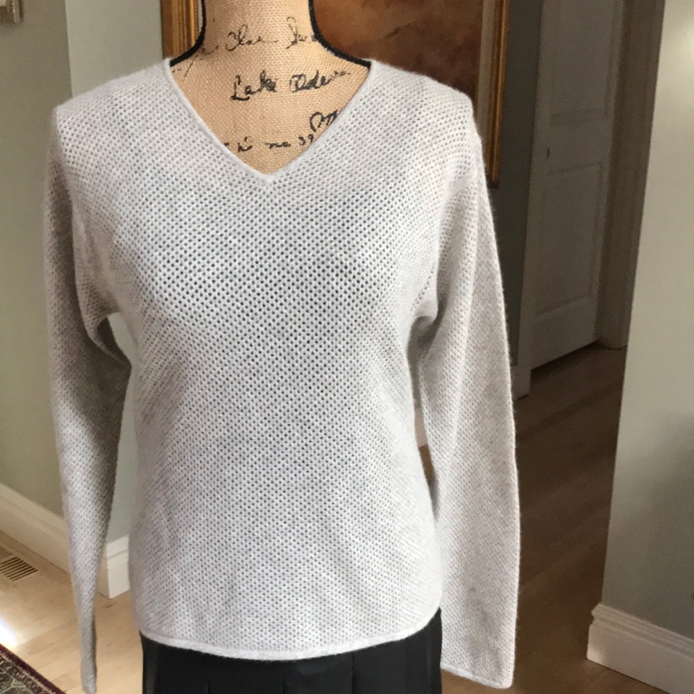 Empoli 100% Cashmere, Gray, V Neck, Pull over Sweater. Size Large.